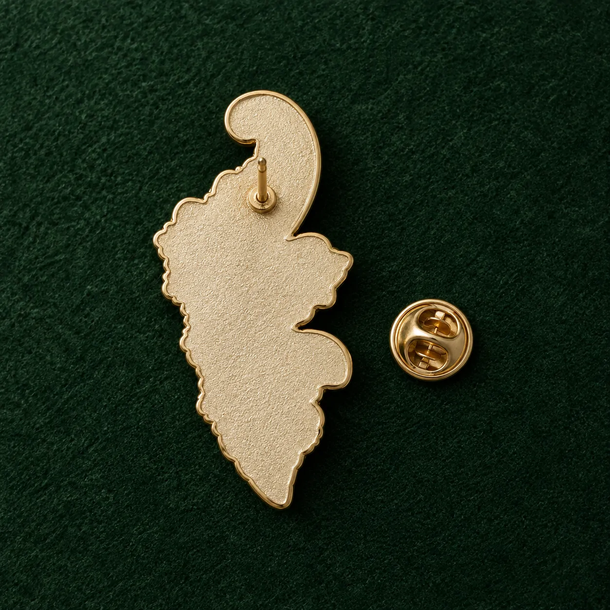 Akanthus-Fragment-Anstecknadel, Rückseite und Verschluss