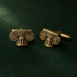 Boutons de manchette Volute ionique, vue de face sur feutrine verte