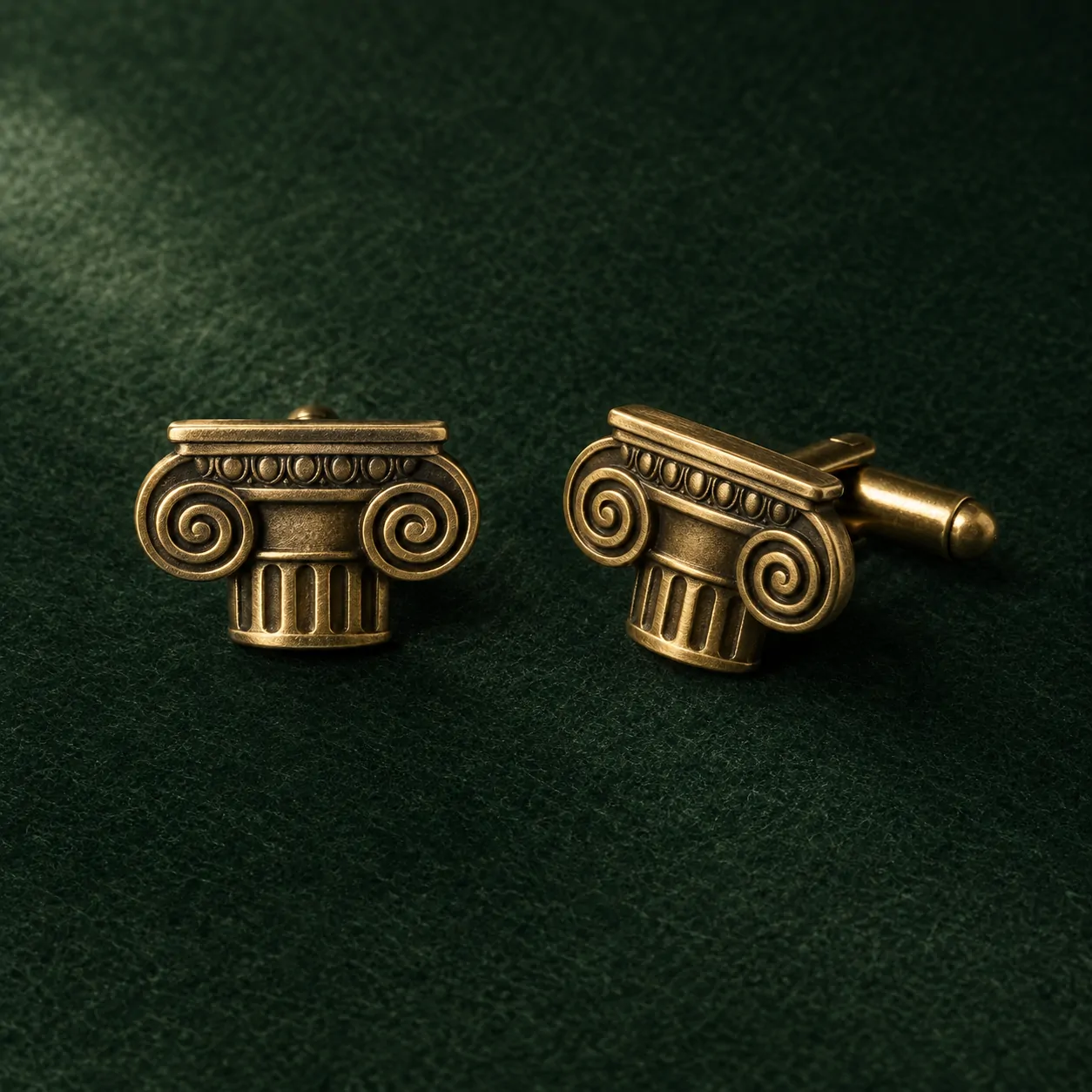 Boutons de manchette Volute ionique, vue de face sur feutrine verte