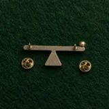 Épinglette de revers levier et point d'appui, dos et fixation