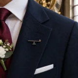 Épinglette de revers levier et point d'appui porté avec un costume de mariage